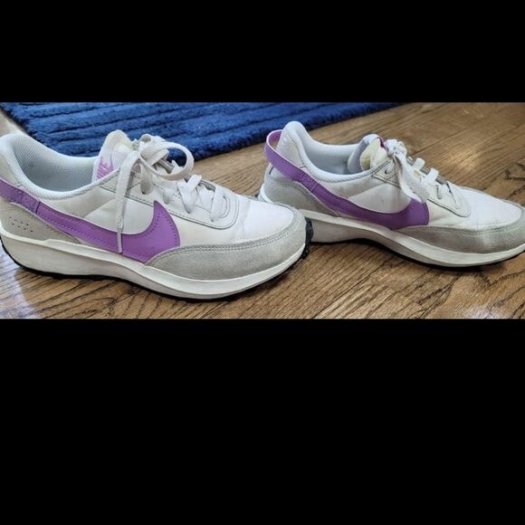 Nike sneakers 7.5 - Picture 1 of 4